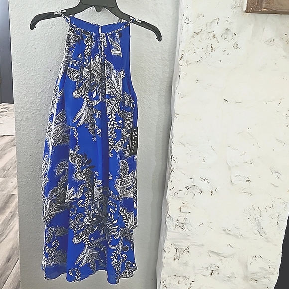 SLNY Dresses & Skirts - SLNY sleeveless paisley print dress